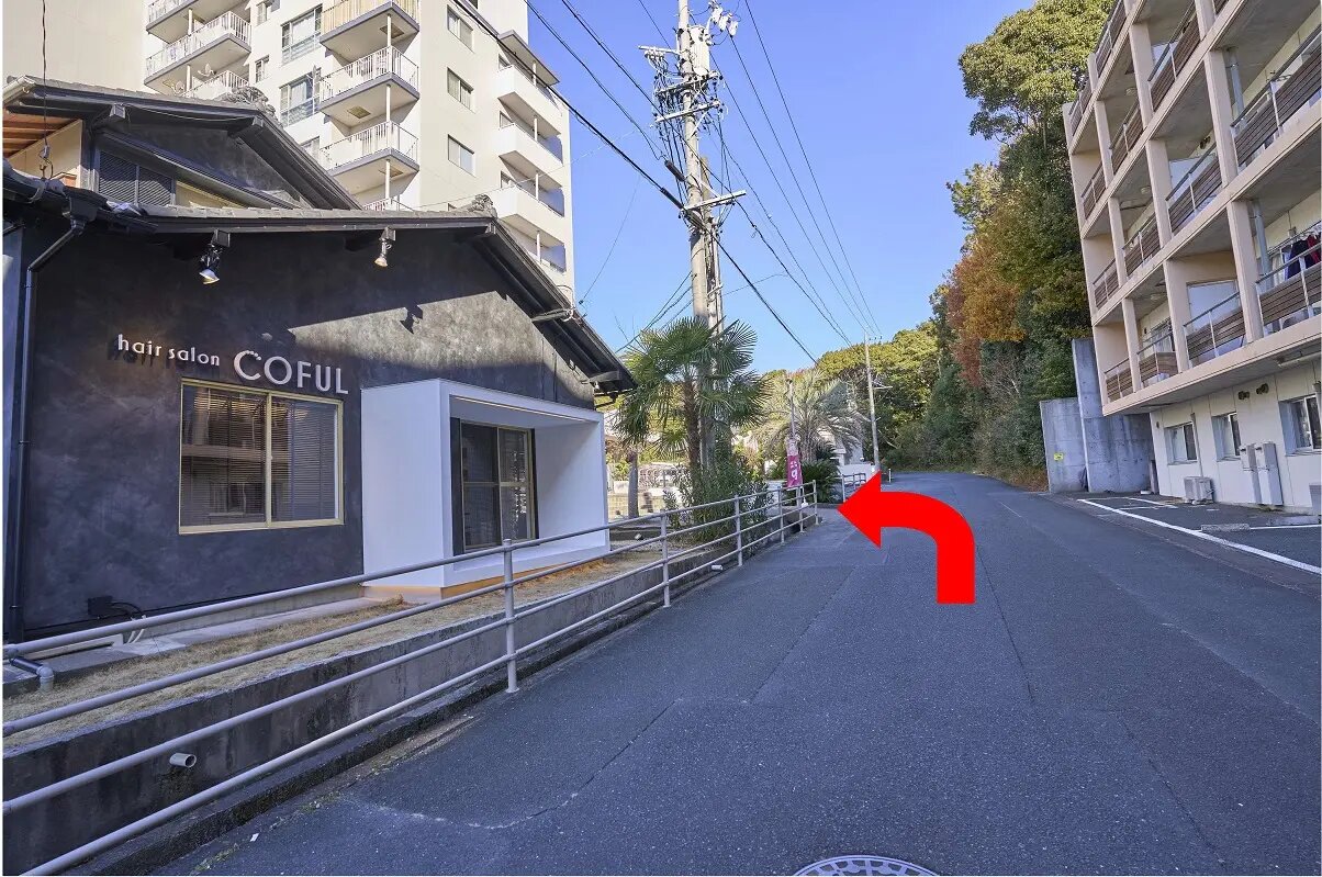 第2駐車場入口への経路:店舗を過ぎて左折